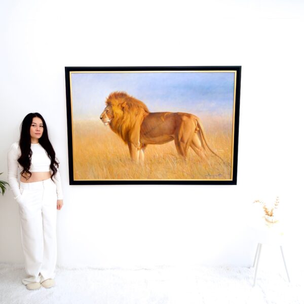 Lion dans la savane – Somchai | 150 x 100 cm La Galerie d'art en ligne art gallery