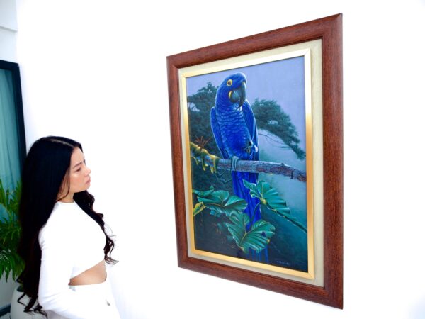 Perroquet bleu dans la jungle – Hudsadayuth | 60 x 90 cm La Galerie d'art en ligne art gallery 5